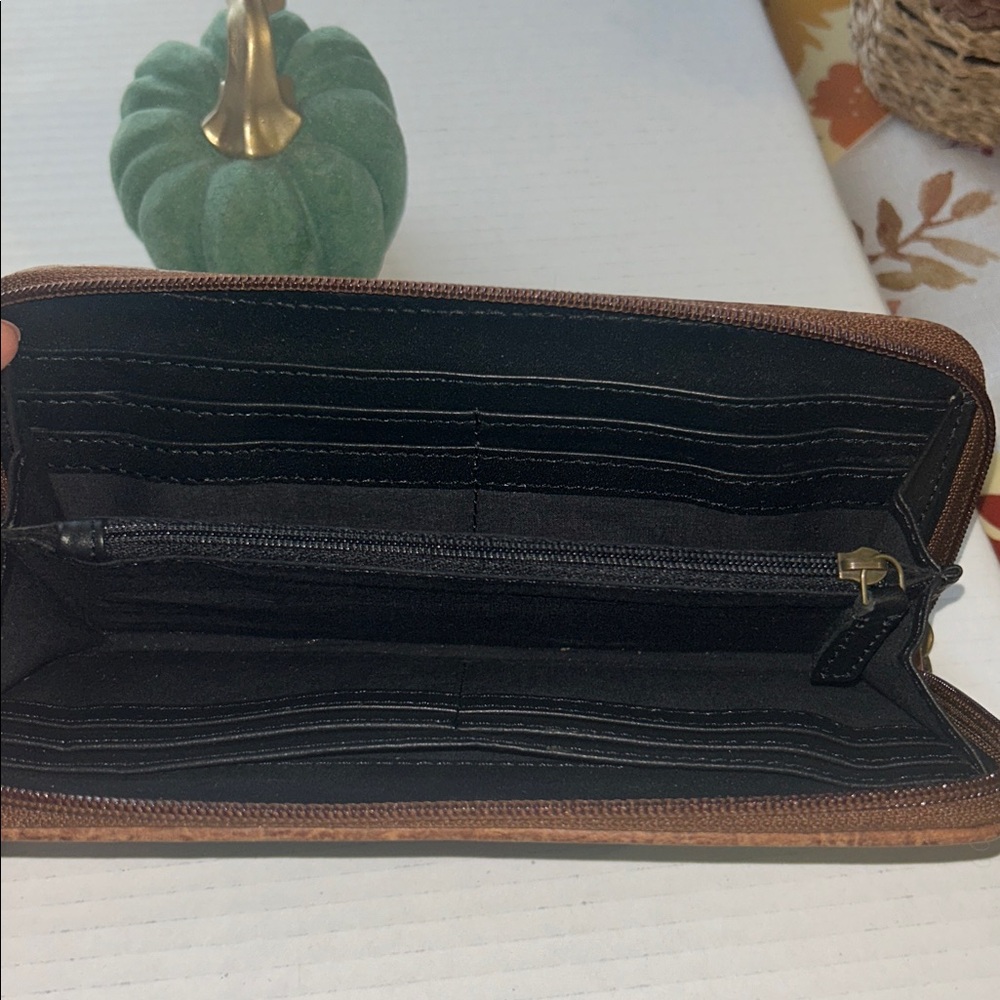 Brown Leather Wallet With Embossed Patch - image 3